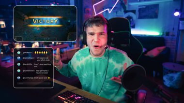 Hyped Streamer, Online Video Oyunu Oynuyor. Stylish Man, Oyun Gelişimini Oturma Odası 'ndan İzliyor. İzleyiciler Bağlanıyor