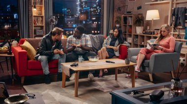 Televizyon Sitcom Konsepti. Dört farklı arkadaş oturma odasında eğleniyor. Basit Şeyleri Açıklamayla İlgili Komik Çizim TV Programı. Komedi Dizileri