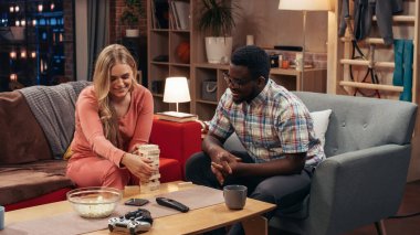 Televizyon Sitcom Konsepti: Arkadaşlar Oturma Odasında Eğleniyor. Farklı çiftlerin Jenga oynayıp patlamış mısır yediği komik bir skeç. Komedi Dizileri