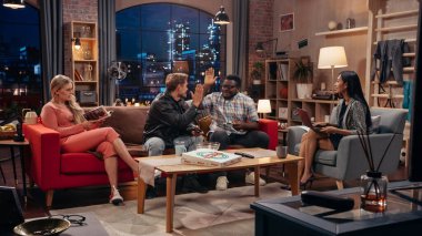 Televizyon Sitcom: Oturma odasında eğlenen dört farklı arkadaş. Komik TV Şovu Çocuklar Kanepe 'de Video Oyunları Odaklandı. Komedi Dizisi Başladı