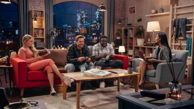 Televizyon Sitcom: Oturma odasında eğlenen dört farklı arkadaş. Komik TV Şovu Kızları Okuyor ve Çalışıyor, Erkekler Oyun Oynuyor ve Çak Beşlik