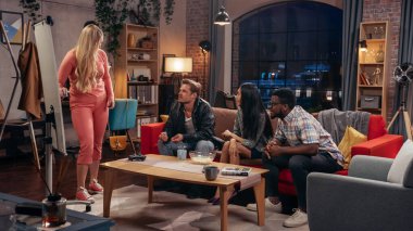 Televizyon Sitcom Konsepti. Dört farklı arkadaş oturma odasında eğleniyor. Bir şeyleri Açıklayan Kadın hakkındaki komik skeç dizisi. Komedi Dizisi Başladı