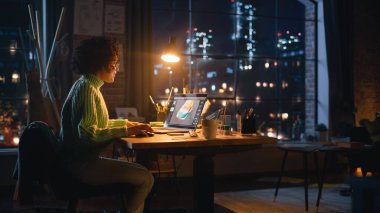 İspanyol Kadın Tasarımcı Ayakkabının 3d Modelinin Rengini Değiştiriyor, Akşam Dizüstü bilgisayarında Ayakkabı Tasarımı Yapıyor. Çalışan Kız