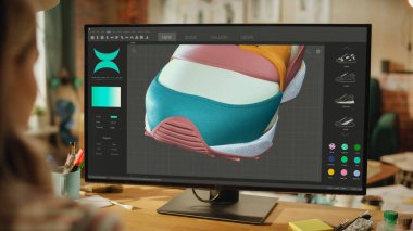 Sneakers 'ın Tasarımı Üzerine Çalışan Genç Kadın Omuz Görünümü' nde 3d Visualisation için Yazılım 'da Üreterek. Renk Değiştiriyor ve