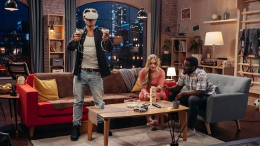 Televizyon Sitcom Konsepti: Dört Arkadaş Oturma Odasında Eğleniyor. İki Çift Hakkında Komik Çizim. VR kulaklıklı adamda Metaverse Bağımlılığı var. Komedi