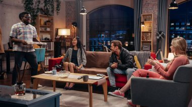 Televizyon sitcom 'u. Dört farklı arkadaş oturma odasında eğleniyor. Bir çiftin Sağlıklı Yemek Yiyen Pizzanın Komik Çizimi. TV Komedi Dizisi
