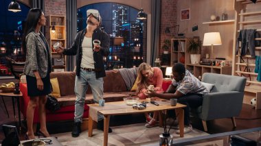 Televizyon Sitcom Konsepti: Dört Arkadaş Oturma Odasında Eğleniyor. İki Çift Hakkında Komik Çizim. VR kulaklıklı adamda Metaverse Bağımlılığı var. Komedi