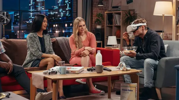 Friends Hakkında Televizyon Sitcom: Sanal Gerçekliğe Bağımlı Adam 'ın Arkadaşları, Kahvaltı Yerken Kulaklık kullanıyor. Komik TV çizimi