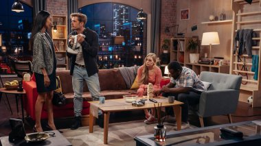 Televizyon Sitcom Konsepti: Dört Arkadaş Oturma Odasında Eğleniyor. İki Çift Hakkında Komik Çizim. VR Kulaklıklı Adam Sanal Dünya Bağımlısı