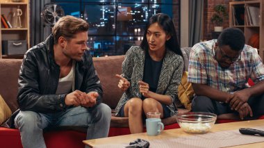 Televizyon Sitcom Konsepti. Üç farklı arkadaş oturma odasında sohbet ediyormuş. Basit Şeyleri Açıklamayla ilgili komik TV dizileri. Komedi Gösterisi