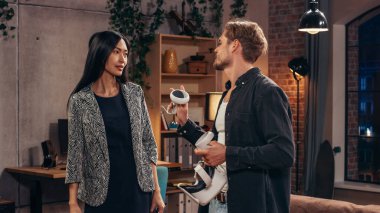 Televizyon Sitcom Oturma Odası: Çiftin İlişki Sorunları. Guy 'ın sanal gerçeklik bağımlısı olduğu komik bir skeç, Kız onunla tartışıyor. Komedi