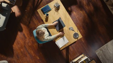 İçişleri Bakanlığı 'nın En İyi Görünümü: Serbest Girişimci Masa Başında Dizüstü Bilgisayarda Çalışıyor. Evden Kadın Profesyonel Çalışmalar, Uzaktan Şirket Yönetimi