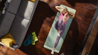 Top View Sport: ABS Elbow to Knee Crunches 'ı seslendiren muhteşem kız. Formda, otantik güzellikte genç bir kadın...