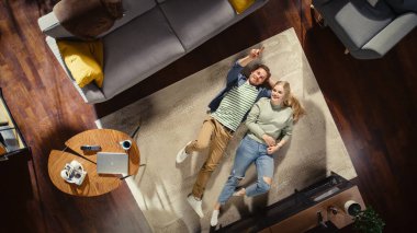 Top View Apartmanı: Yerde yatan ve konuşan, rüyalarını, umutlarını ve umutlarını paylaşan genç bir çift. Kız Arkadaş ve Erkek Arkadaş Planlama