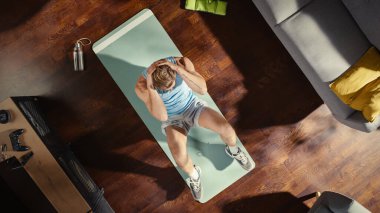 Top View Spor Konsepti: Stylish Home 'da, ABS Çıtırtıları Yapan Muhteşem Erkek Egzersiz Mat' ında Yatıyor. Kaslı, formda, gerçekten yakışıklı atletik adam...