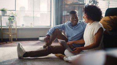 Çevrimiçi Dükkanda Dizüstü bilgisayarla Genç Çok Irklı Çiftler Satın Alma Malzemeleri. Erkek ve Kadın Duygusal Tartışmalar, En İyi Satışları Seçme