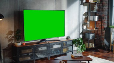Chroma Key Yeşil Ekran Modern Oturma Odası 'ndaki TV setinde. Akıllı Televizyon Seti, Kanepe ve Saksı Bitkisi olan Modern Daire İçi