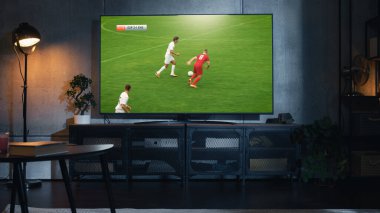 Büyük Düz Ekran Televizyon 'da Futbol Maçı' yla bir televizyon çekimi. Spor kanalında Dünya Futbol Şampiyonası Finalleri 'nin canlı yayını. Samimi Oyun