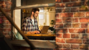 Dizüstü bilgisayarda Erkek Yazılım Mühendisi Kodlaması, Modern Daire 'de çalışıyor. Profesyonel Bilişim Uzmanı Tasarım Uygulaması. Serbest Çalışan Yapıyor