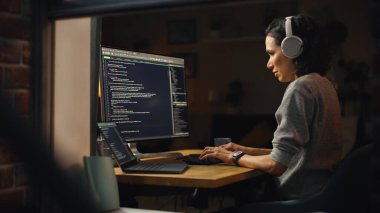 Evde Bilgisayar üzerine çalışan Brezilyalı Kadın Programcı. Masaüstü Bilgisayarını Gece Yarısı Kullanan Zeki Bayan Bilişim Programcısı. Profesyonel Geliştirici