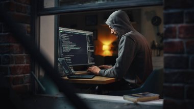 Tek Zihinli Profesyonel Programcı takıntılı bir şekilde Masaüstü Bilgisayarına Bir Kod Yazıyor, Gece Geç Saatler. IT Uzmanı Etik Hacker üzerinde çalışıyor