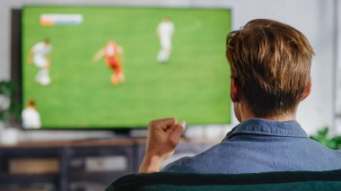 Spor Hayranları Evde Önemli Futbol Maçı İzliyor, Yumrukla Saldırgan Jestler, Takımı için Amigoluk. Modern Konforlu Oturma Odası
