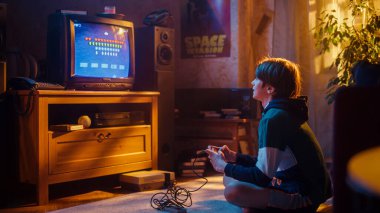 Nostaljik Çocukluk Konsepti: Eski Atari Atari Atletizm Oyunu oynayan genç çocuk, Evinde, Odasında Bir Retro TV seti üzerinde Nokta-Doğru