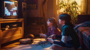 Nostaljik ve Mutlu Çocukluk Konsepti: Genç Erkek ve Kız Kardeş, Evde Periyotla Bir Odada Retro TV 'de 8 bit 2D Arcade Video Oyunu Oynuyor