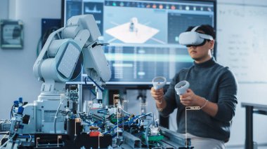 Sanal Gerçeklik Kulaklığı Bilgisayar Bilimi Mühendisi Kontrolörleri Kullanıyor ve Robot Kolu Kontrol Ediyor. VFX Artırılmış Gerçeklik Simgeleri