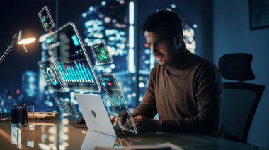 Geceleri Ofiste Bilgisayar 'da çalışan yetkili subay. Artırılmış Gerçeklik Kurumu, Finansal ve İş Uygulaması Simgeleri Yöneticilerin Dizüstü bilgisayarından Çıktı