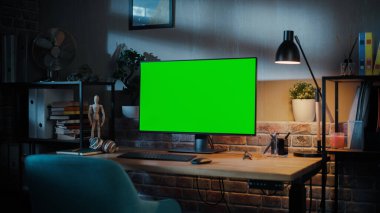 Chroma tuşlu bir Modern Kişisel Bilgisayar Monitörü Yeşil Ekran Görüntüsü Bir Samimi İçişleri Ofisinin Masasında Duruyor. Oturma Odası İçeriden Oluşturuldu