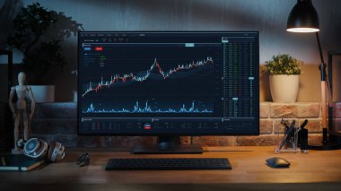 Masaüstü Bilgisayar Monitörü Tahta Masa Üzerinde Yükseklik Ayarlanabilir Fonksiyonla Duruyor. Ekonomik Grafikler ve İstatistikler Evdeki Ekranda