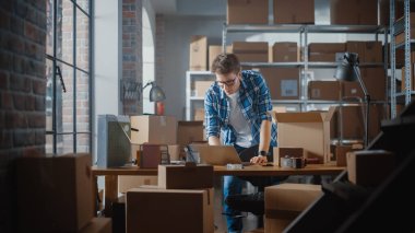 Envanter Yöneticisi Bir Stil Bisiklet Koltuğu Paketleme Bir İstemci Online 'a Satıldı. Posta için küçük bir karton paket hazırlıyorum. Genç Küçük işletme sahibi