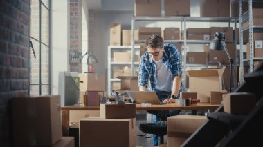 Envanter Yöneticisi Bir Stil Bisiklet Koltuğu Paketleme Bir İstemci Online 'a Satıldı. Posta için küçük bir karton paket hazırlıyorum. Genç Küçük işletme sahibi