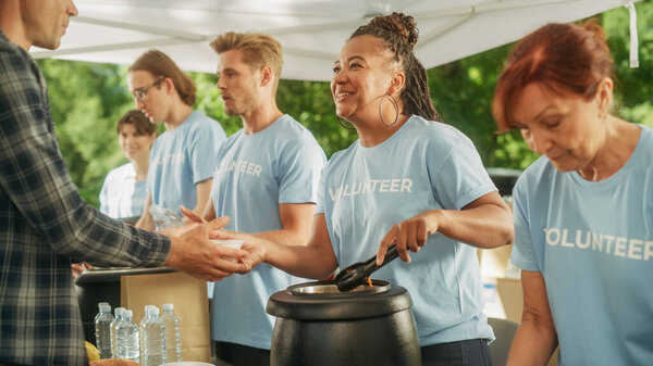 Благотворительность для малого бизнеса: ресторан готовит бесплатные продукты питания и кормит местное сообщество на День благодарения или поминальную службу. Добровольцы уступают дорогу