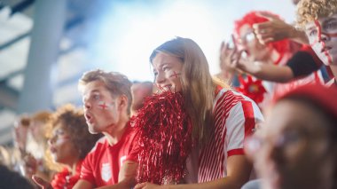Spor Stadyumu Spor Etkinliği: Güzel Amigo Kız. Boyalı Yüzlü Hayranlar, Kırmızı Futbol Takımını Kazanmak İçin Haykırıyor. İnsanlar Kutluyor