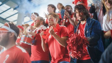 Spor Stadyumu Etkinliği: Red Soccer Team to Win için seyirciler tezahürat yapıyor. İnsanlar Gol Sayısı ve Şampiyonluk Zaferini Kutluyor. Arkadaş Grubu