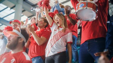 Spor Stadyumu Büyük Etkinliği: Red Soccer Team to Win için seyirci tezahüratı. İnsanlar Gol Sayısı ve Şampiyonluk Zaferini Kutluyor. Sevimli Kafkas Çifti