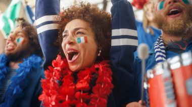 Spor Stadyumu Futbol Maçı: İtalyan Bayrağı Boyalı Amigo Takımlı Güzel Çift Irkçı Kız Portresi Kazanmak İçin, Tef Çalarken. Kalabalık