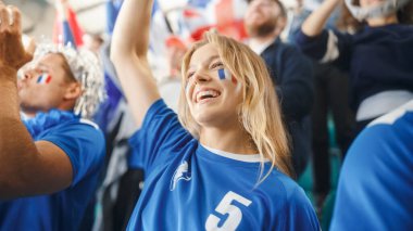 Spor Stadyumu Futbol Maçı: Güzel Kafkasyalı Hayranların Portresi Fransız Bayrağı Yüzü ile Kazanmak İçin Amigoluk Yapıyor. Hayranlar Haykırıyor