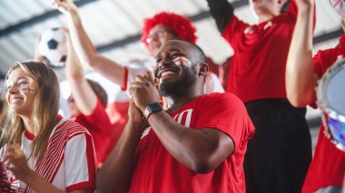 Spor Stadyumu Spor Etkinliği: Kırmızı Takım İçin Boyalı Tezahürat Yapan Yakışıklı Siyah Adam 'ın Yakın Çekim Portresi, Zaferi Kutlarken Çığlık