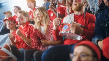 Spor Stadyumu Büyük Etkinliği: Red Soccer Team to Win için seyirci tezahüratı. İnsanlar Gol Sayısı ve Şampiyonluk Zaferini Kutluyor. Sevimli Kafkas Çifti