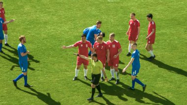 Futbol Şampiyonası Maçı: Hakem Faul Görür, Sinyal Verir ve Sarı Kart, Oyuncular Onu Üzer, Tartışır. Uluslararası Turnuva