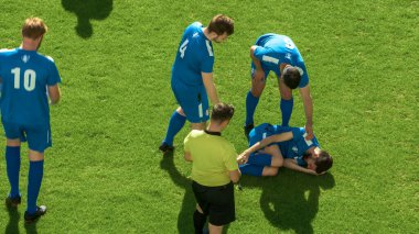 Futbol Şampiyonası Maçı: Hakem Faul Gördü, Sinyal Verdi ve Sarı Kart Verdi, Yaralı Oyuncu Sahada Kontrol Edildi. Uluslararası Turnuva