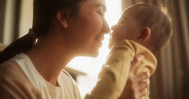Anne sevgisi: Sevimli Asyalı Bebek 'in Yakın Çekim Portresi Gülme ve Birlikte Eğlenme Zamanı, Sevgiyle Anne' ye Bakma. Yeni Kadın