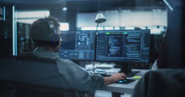 Teknolojik Araştırma ve Geliştirme Ajansı 'nda çalışan yetenekli genç profesyonellerden oluşan bir ekip. Yazılım Kodu ve Teknik Yazılım ile Bilgisayar Ekranları