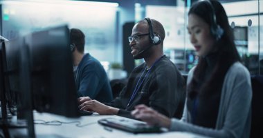 Pozitif Teknik Destek Yöneticisi Çağrıyla Konuşuyor, Müşteri Masası Çözümleri Sağlıyor Bir Ürün Sorunları Deneyimi