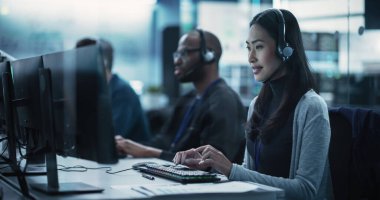 Bilgisayar Donanımı ve Yazılım Sorunlarını Tecrübe Edinen Müşteri Desteği sağlayarak Çağrıya Yanıtlama Uzmanına Yardım Edin. Bir Asyalı Kadın Kullanımı