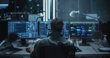 Yalnız Hacker devlet veri sunucularına sızıyor ve sistemlerine bir Sömürücü Yazılım bulaştırıyor. Saklandığı yer Karanlık Teknolojik Tesis 'te.