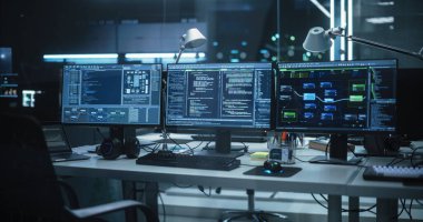 Programlama Kodu ile Çoklu Bilgisayar Ekranı olan Boş Yazılım Geliştirme Ofisi Çalışma AlanıName